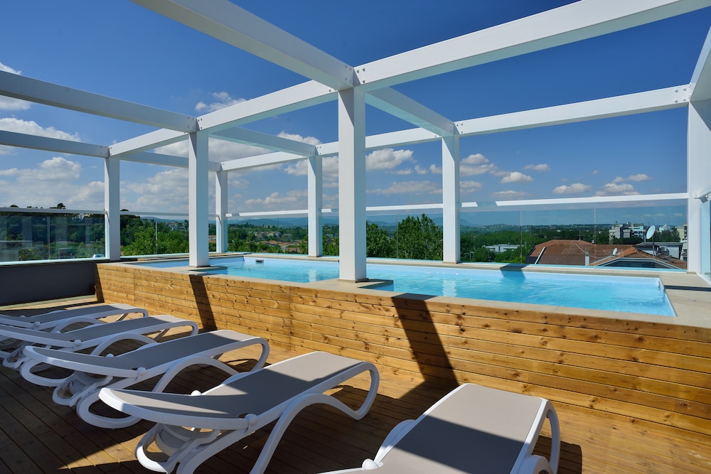 Embassy Hotel & Spa 37/43