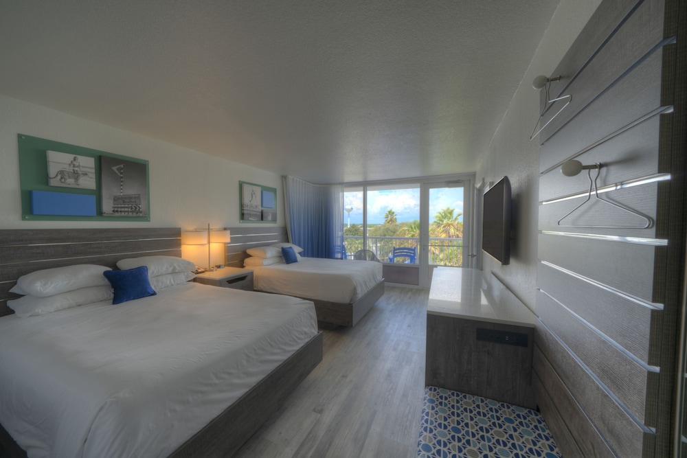 Room, 2 Queen Beds, Pool View