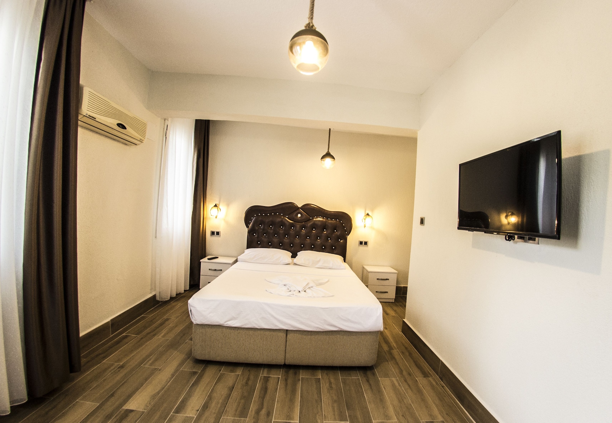 COMFORT, TWIN BEDS