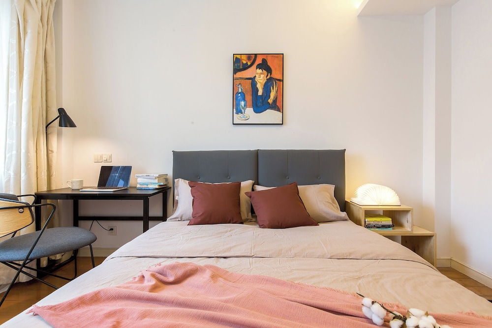 2 Bedrooms, Senior, Apartment, 2 Queen Beds, Kitchen، Book and Bed-People's Square 9/10