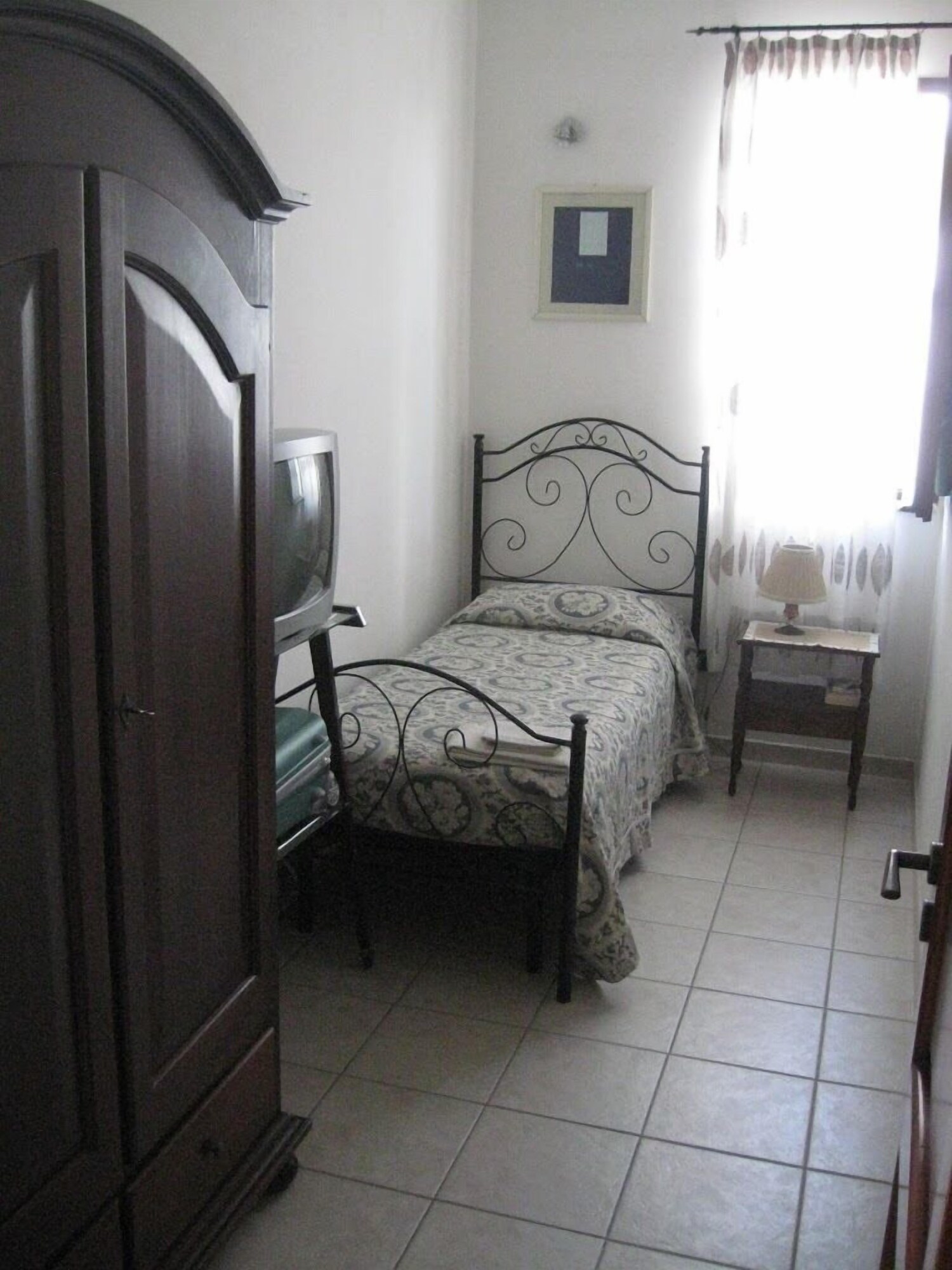 ROOM, SINGLE