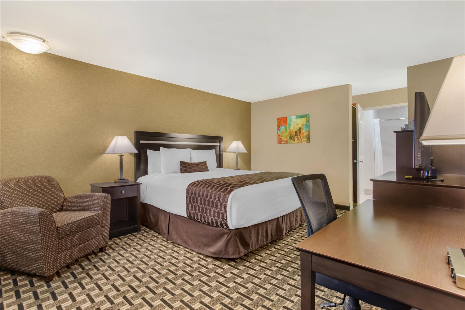 غرفة بسرير كينج يُسمح فيها بالحيوانات الأليفة، Best Western Plus Pleasanton Inn 3/8
