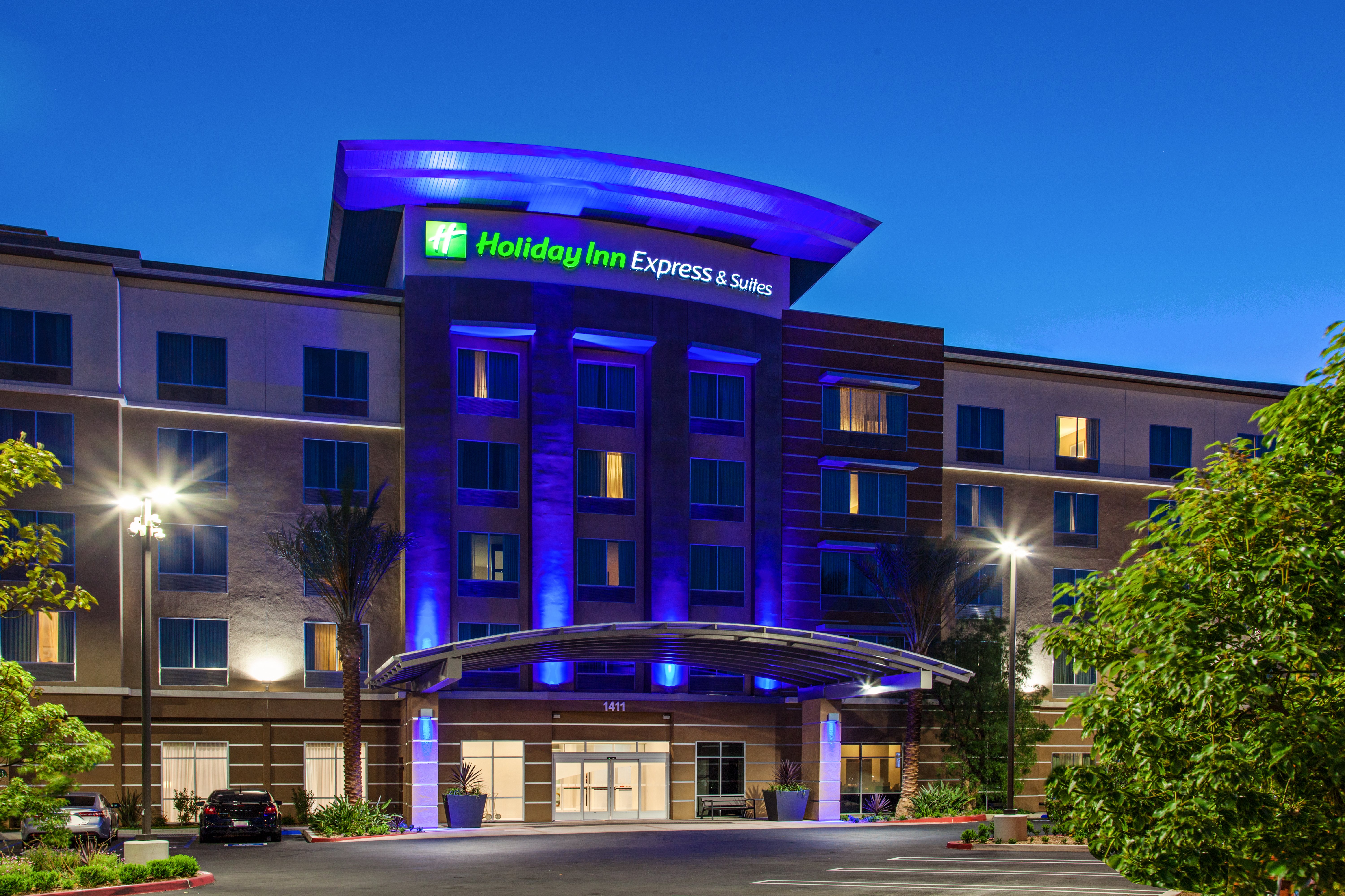 Holiday Inn Express & Suites Anaheim Resort Area in ANAHEIM - CA