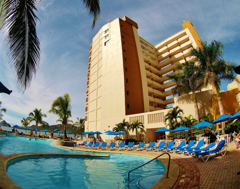 Suites Las Flores Beach Mazatlan 3/50