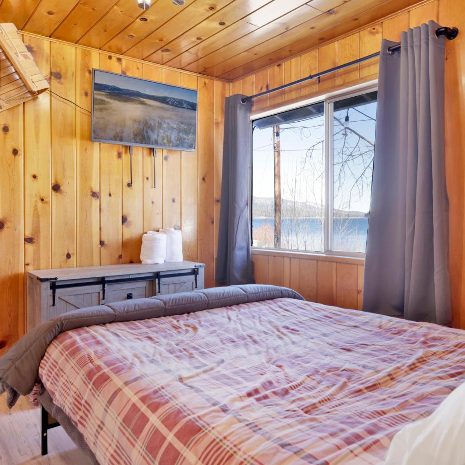 Sunrise Lakefront Family Cabin by Big Bear Vacations 6/39