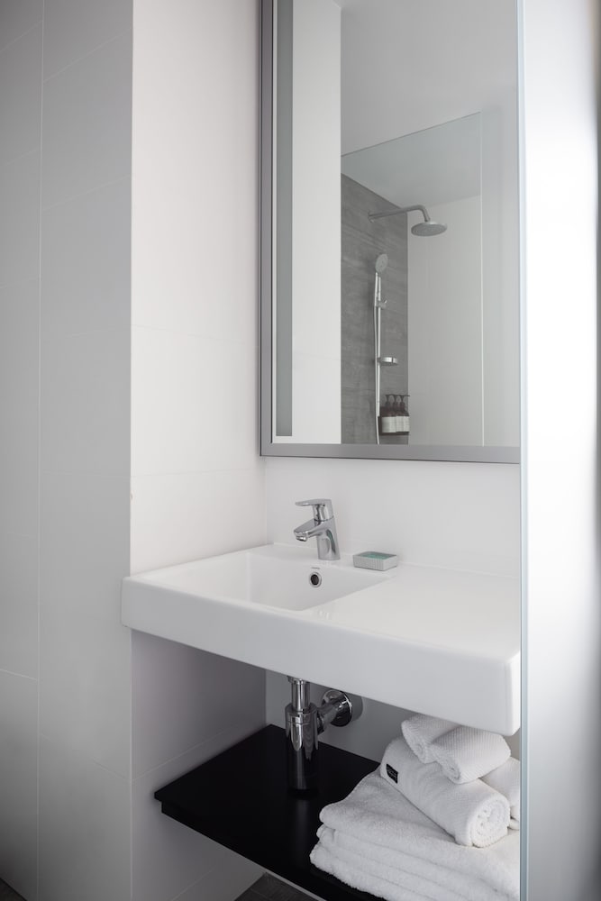 Alex Hotel Perth 24/72