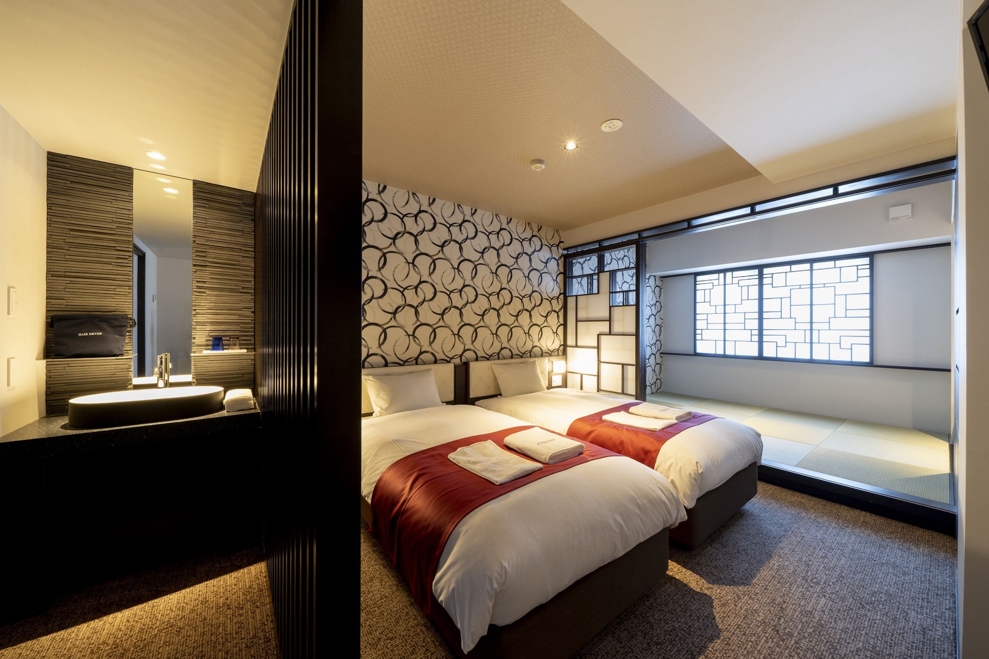 FAMILY, TWIN BEDS