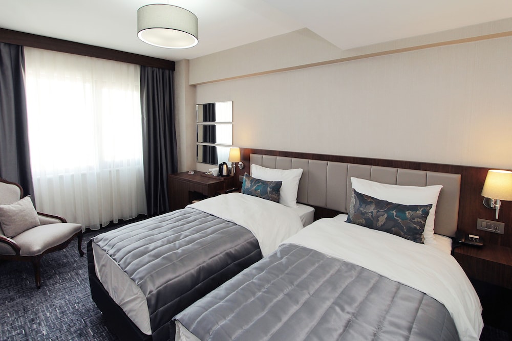 ROOM, DOUBLE OR TWIN BED
