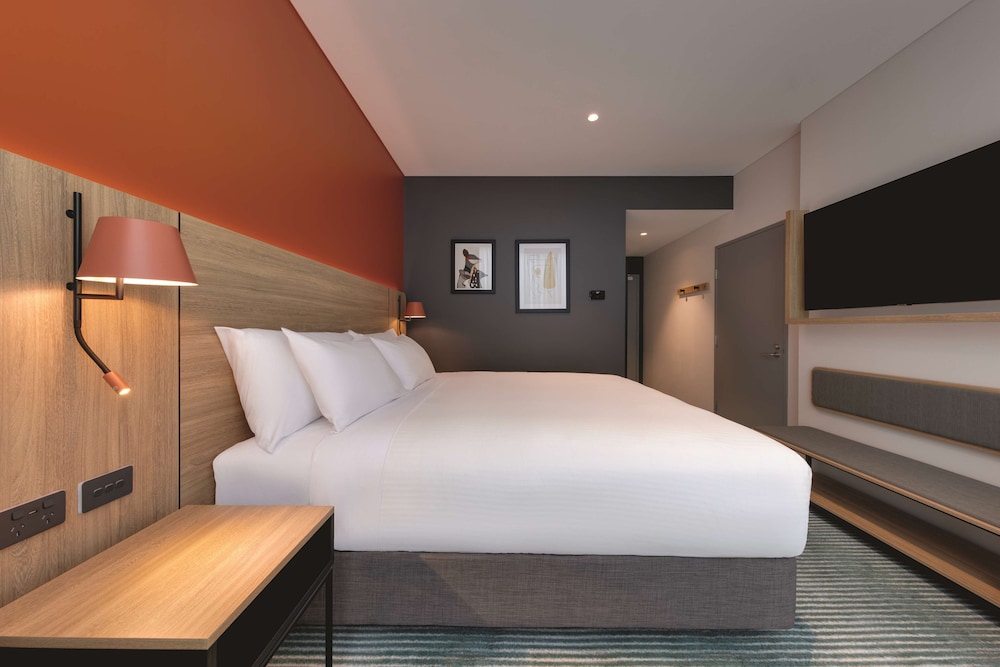 ROOM, DOUBLE OR TWIN BED