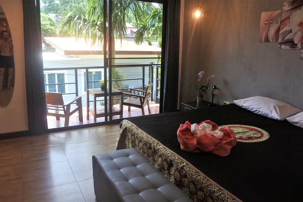 Hi Karon Beach Hotel 8/50