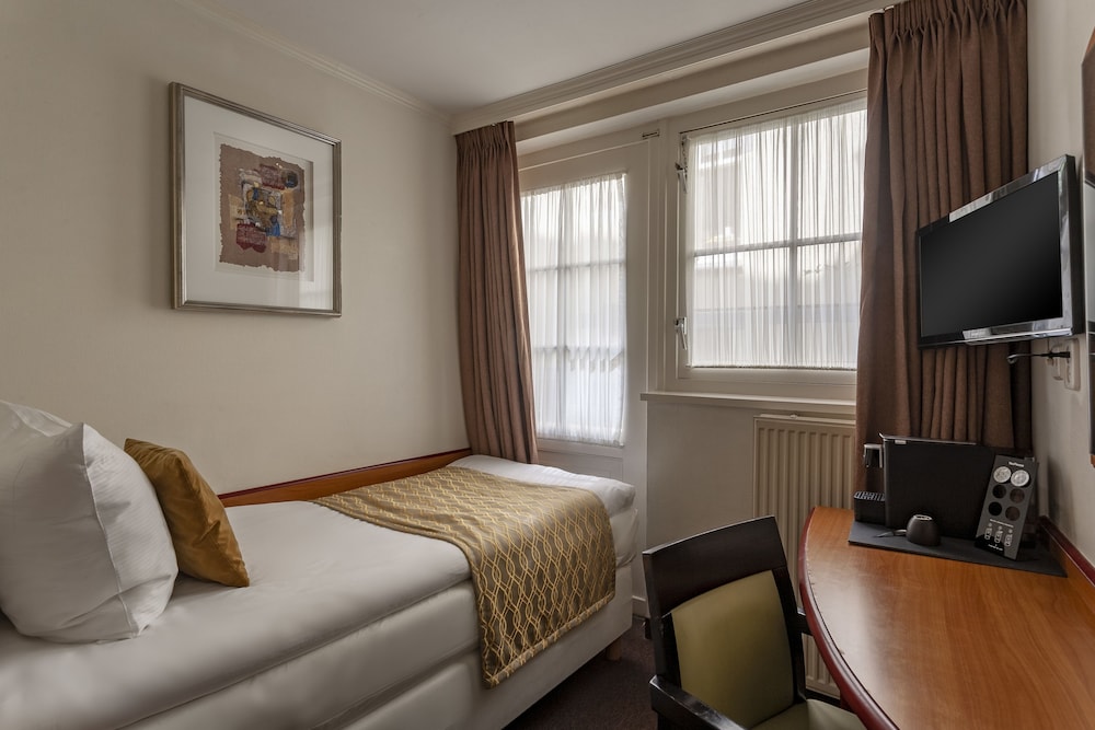 ROOM, SINGLE