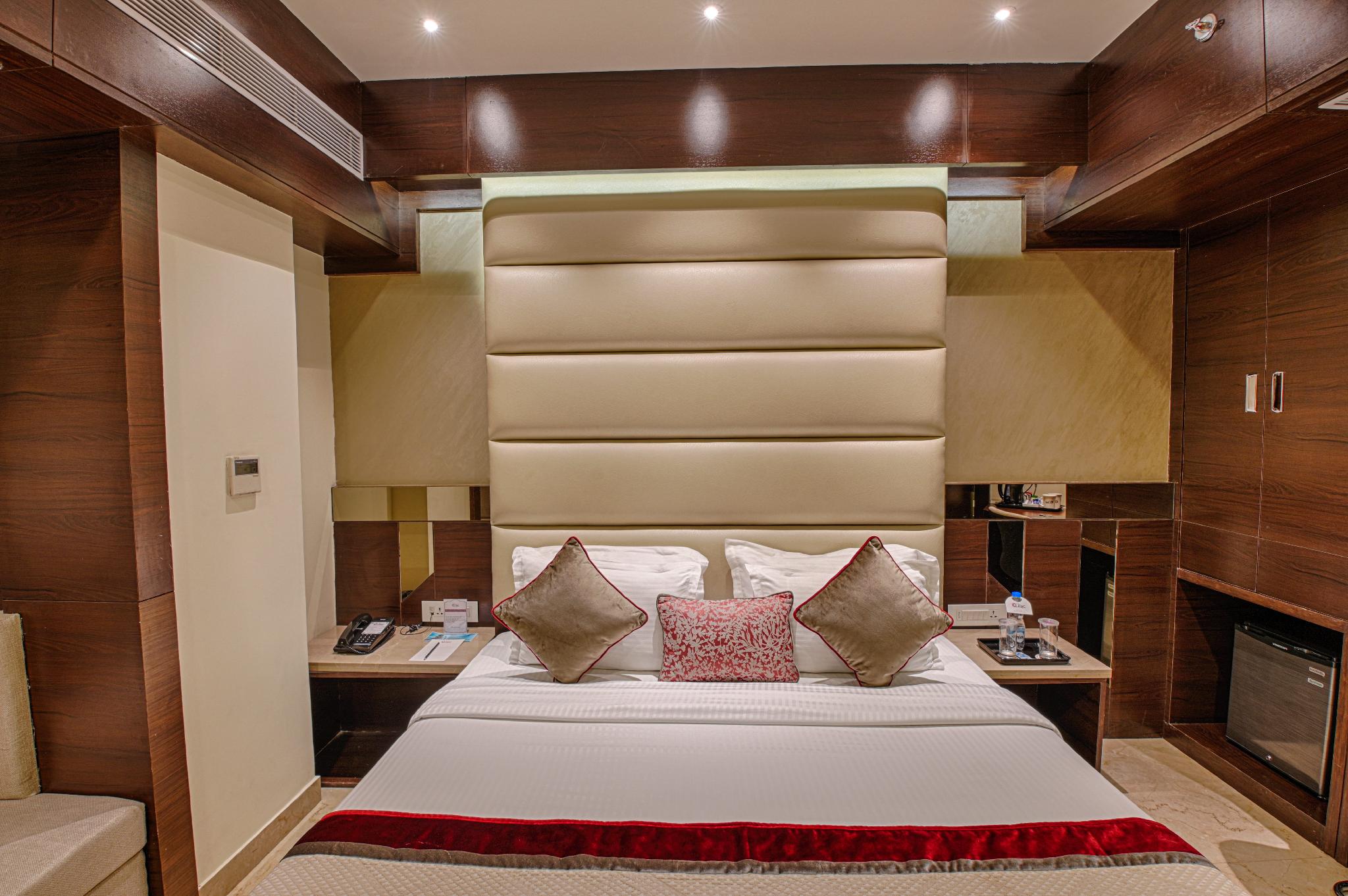 Royal, Suite