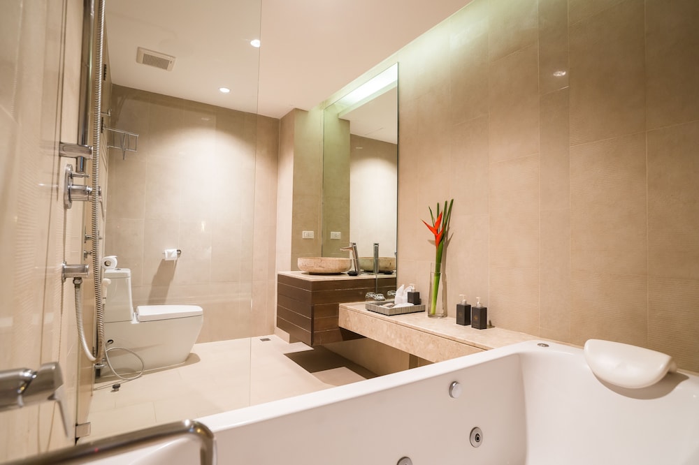 Deluxe, Single Bed, Pool View, Hot Tub, Hill Side، Kc Grande Resort and Spa 3/3