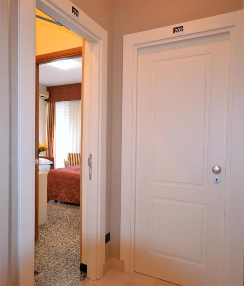 Gold Hotel 29/50