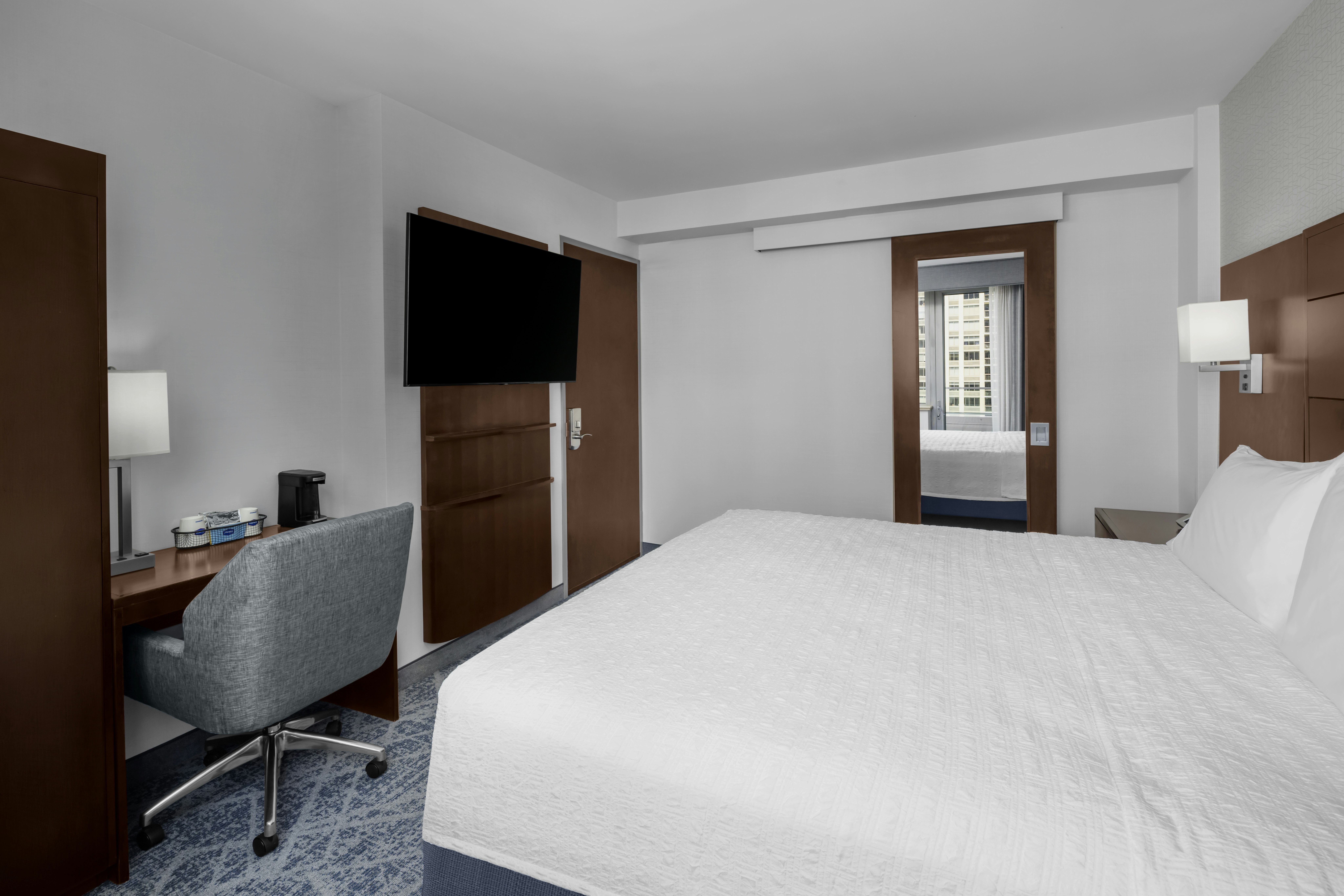 غرفة بسرير كينج بشرفة، Hampton Inn Manhattan Grand Central 3/8