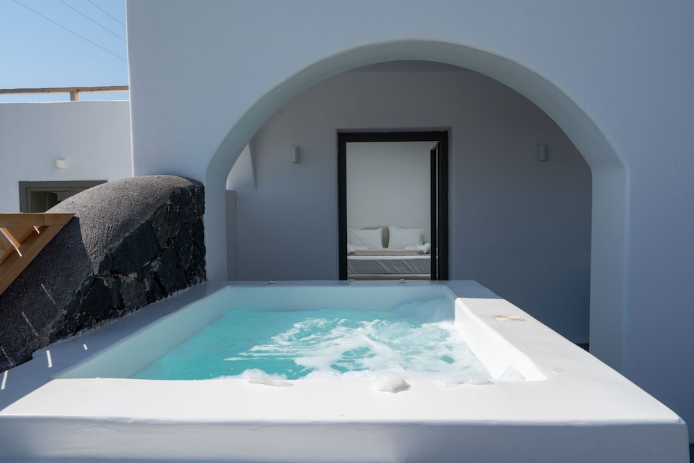 Amethyst Exclusive Suites Oia 46/72