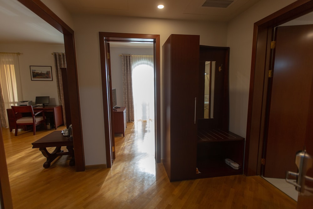 Latar Hotel Complex 35/67