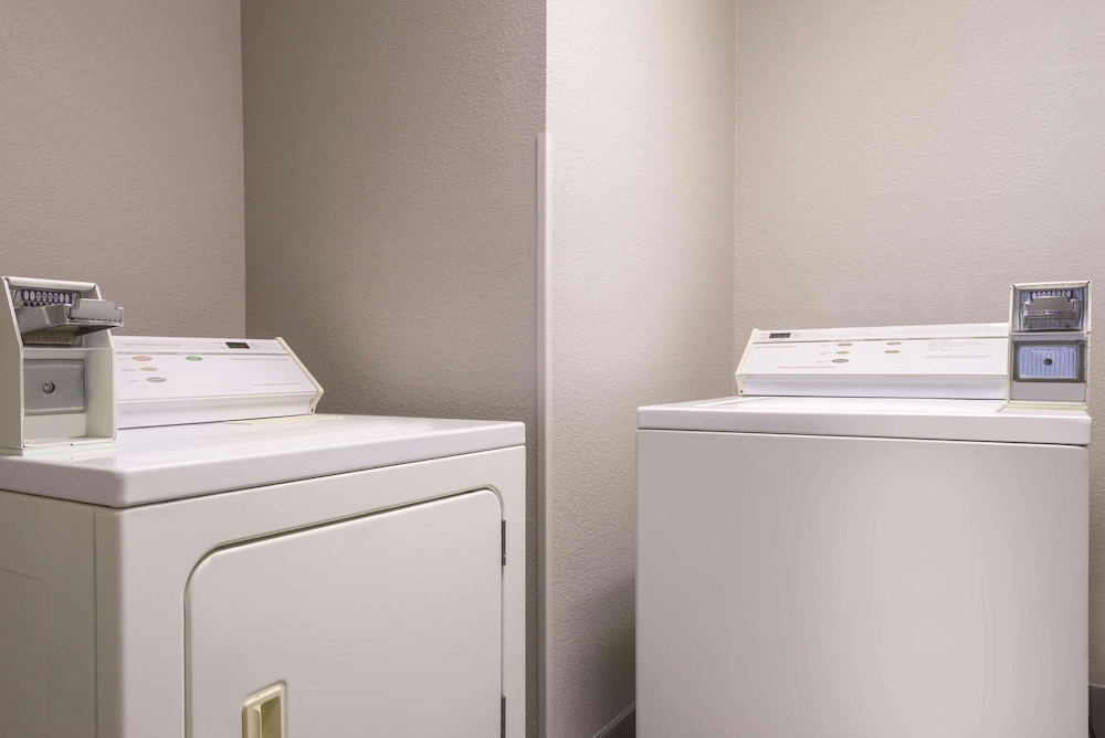 Country Inn & Suites by Radisson, Cedar Falls near University 35/39