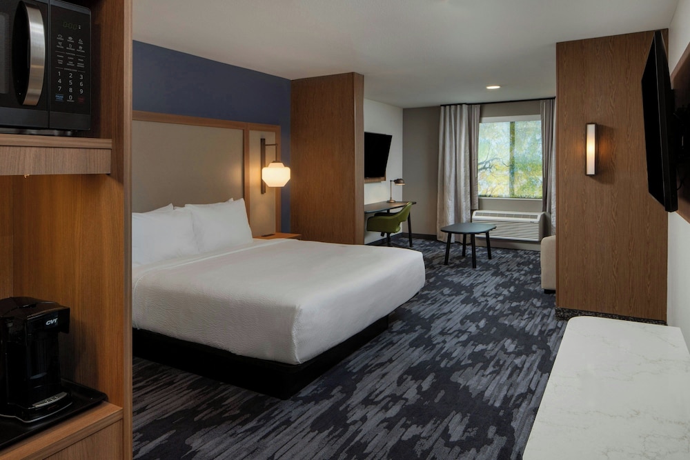 Suite, King Bed, City View
