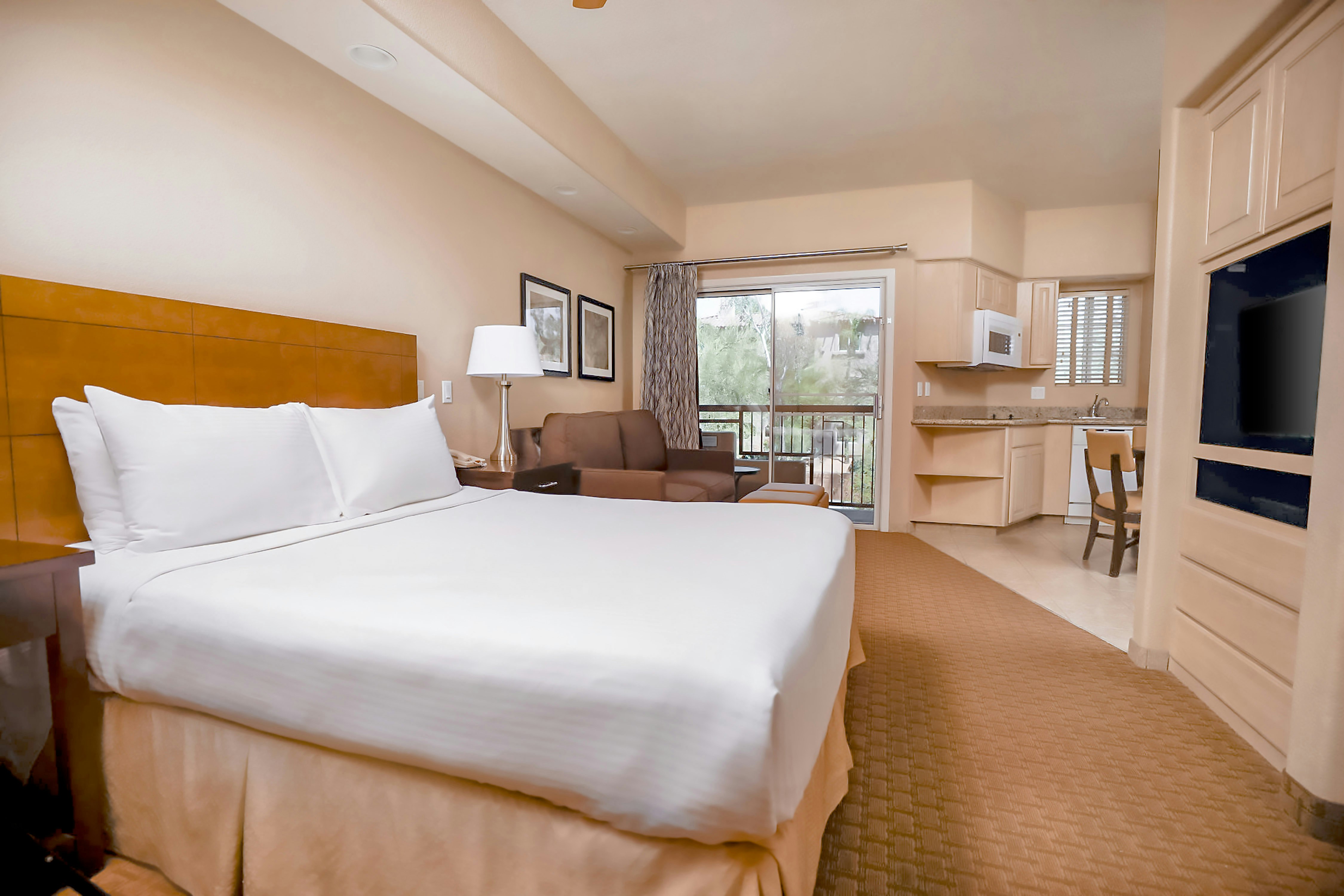 STUDIO, QUEEN BED