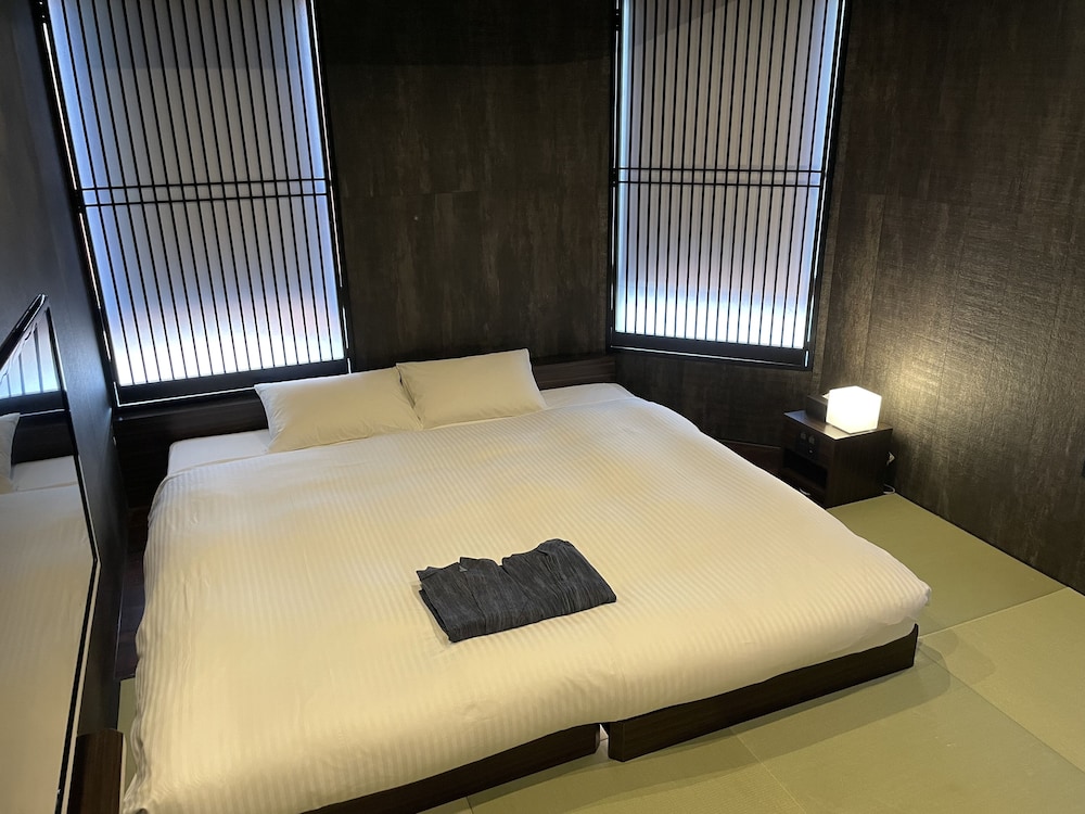 DELUXE, KING BED, CORNER