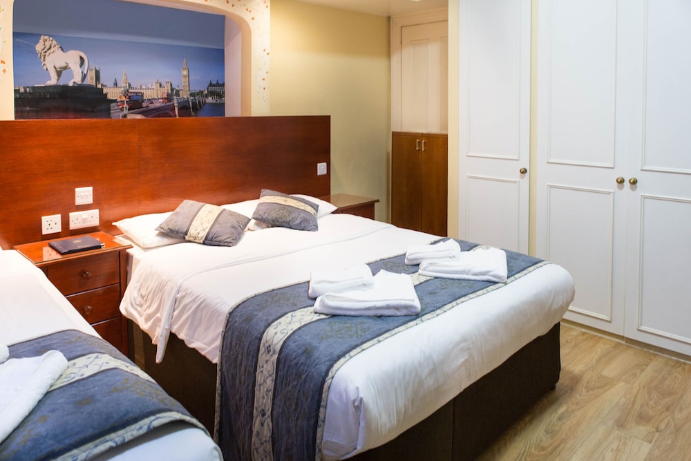 Dolphin Hotel 23/67