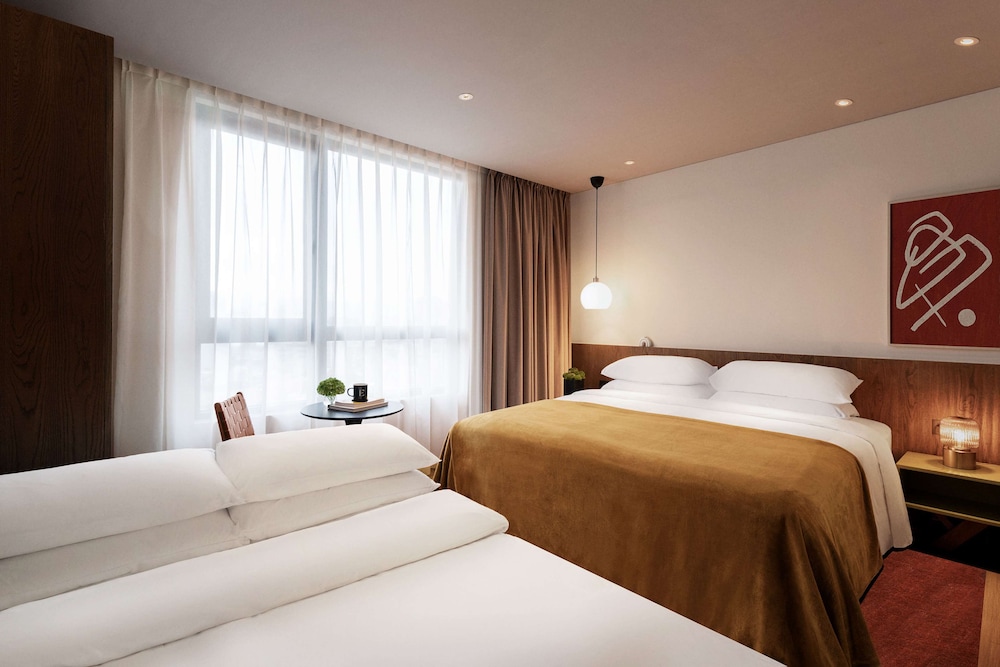 ROOM, KING BED, SOFA