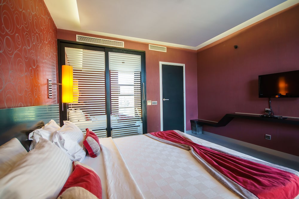 Vernazza Suites Hotel 4/19