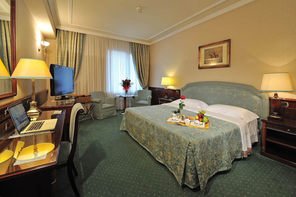 Royal Hotel Carlton 36/84