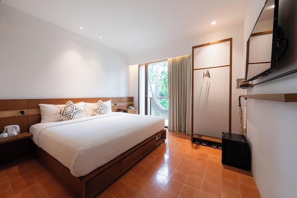 Room, Garden View