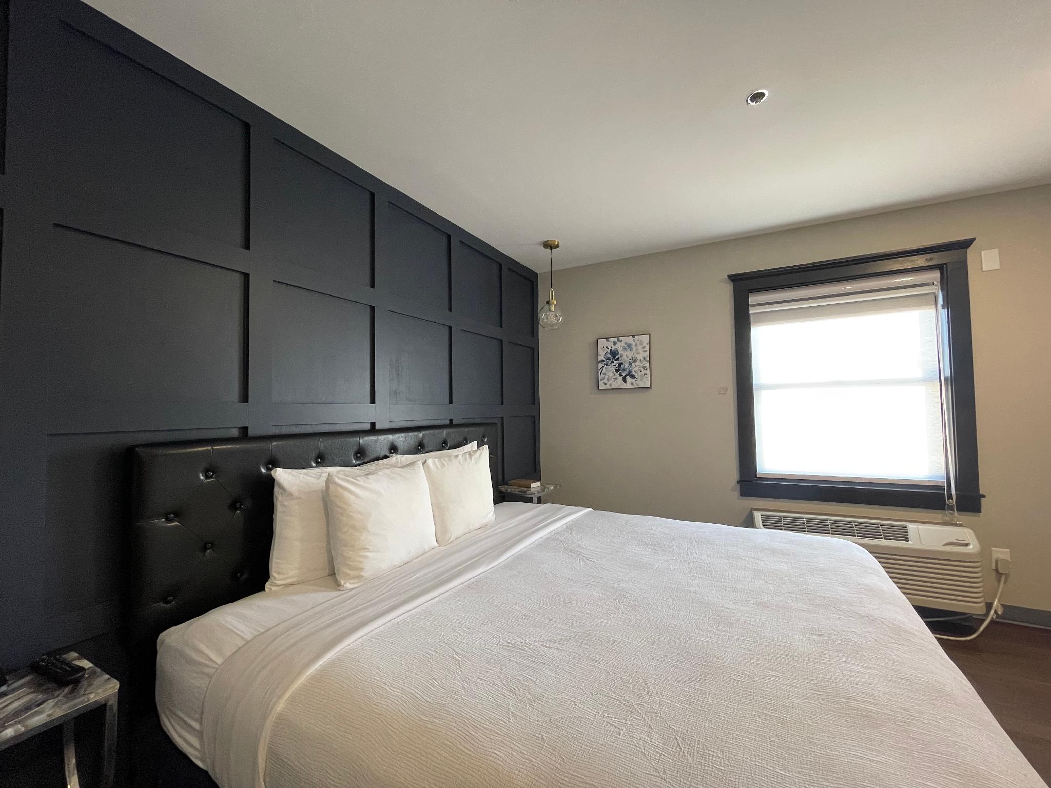 Deluxe, Studio, Suite