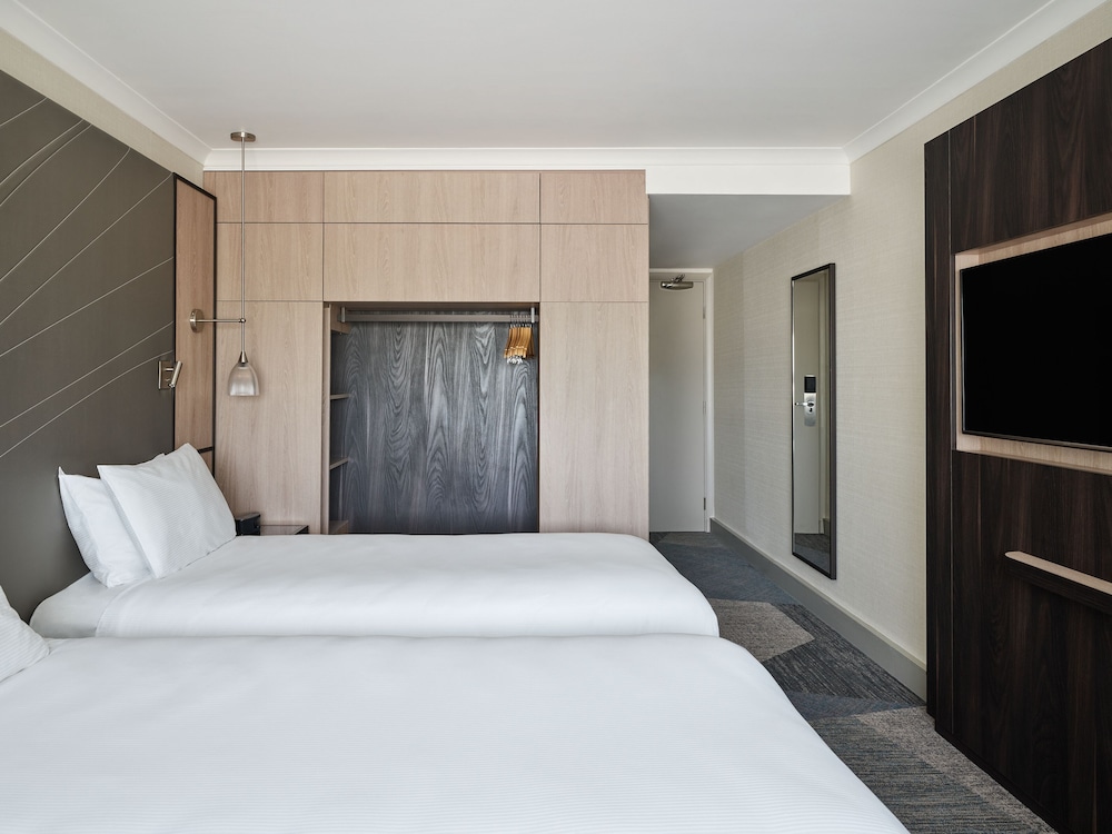 Room, Twin Beds, Airport View