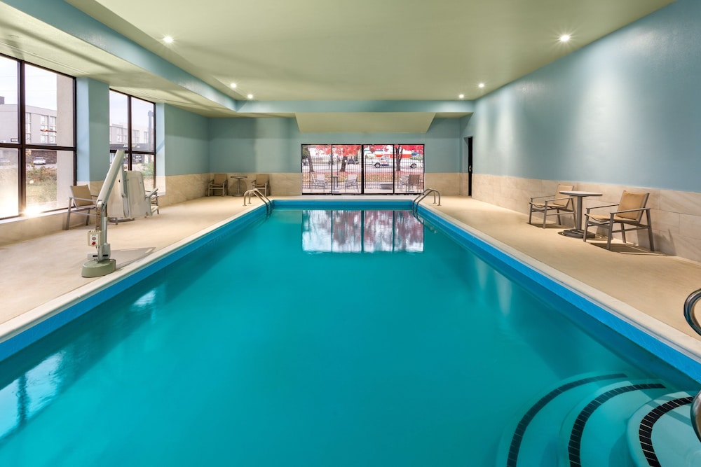 Holiday Inn Express New Albany - Louisville NW 27/50