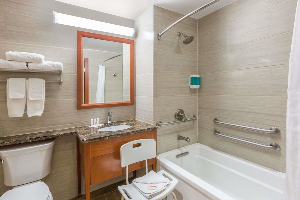 Ramada by Wyndham Flushing Queens 8/35