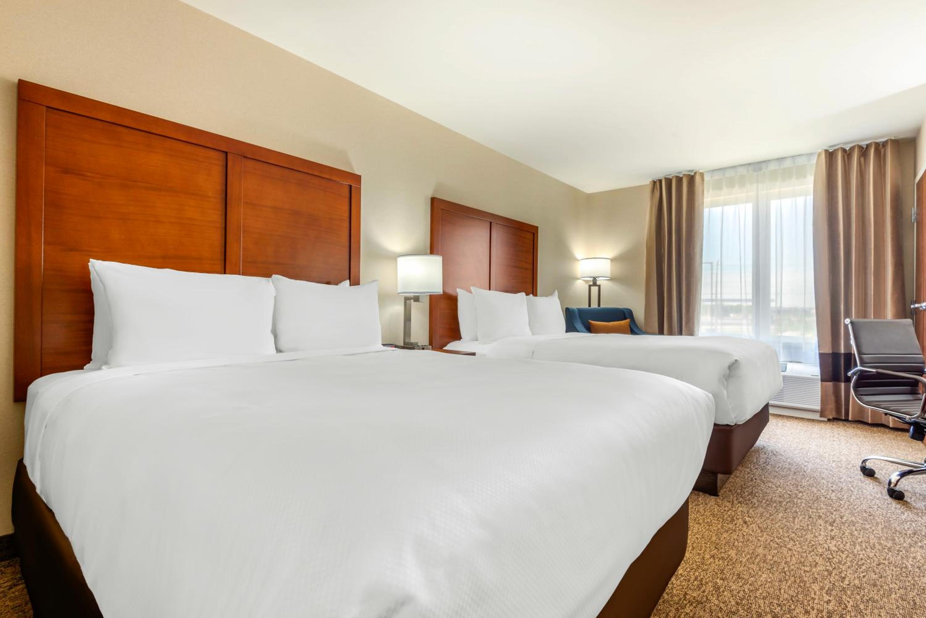 غرفة بسرير كينج وسريرين كوين، Comfort Inn & Suites Napanee, ON 4/9