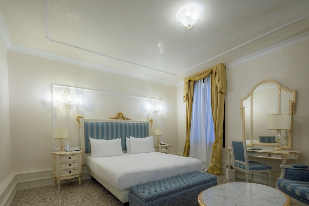 SUPERIOR, DOUBLE BED, CANAL VIEW