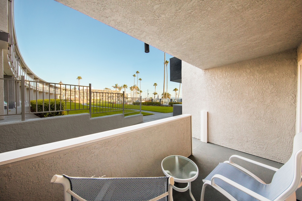 SeaCrest Oceanfront Hotel 37/70