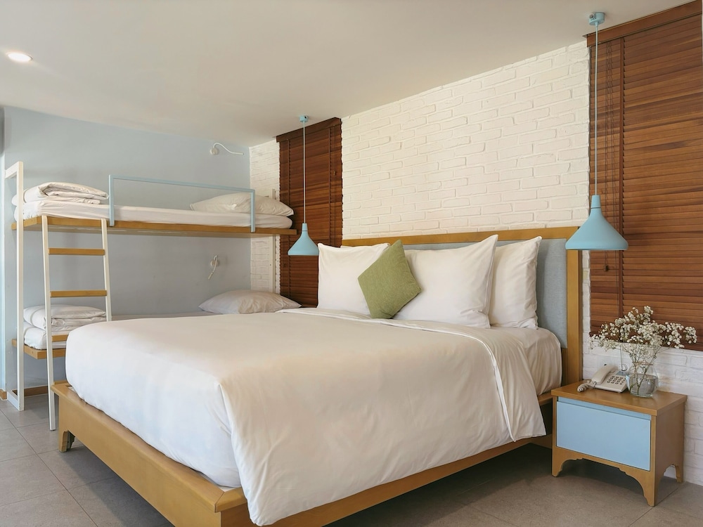 Friends and Duplex, Duplex, King Bed, Bunk Bed