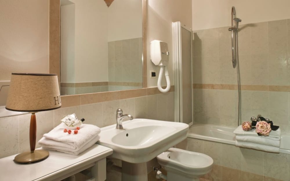 Albergo dell Agenzia 72/76