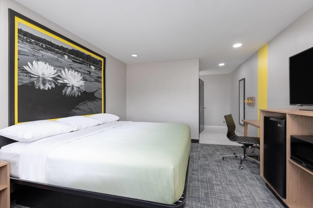 Super 8 by Wyndham Lubbock Airport 20/54