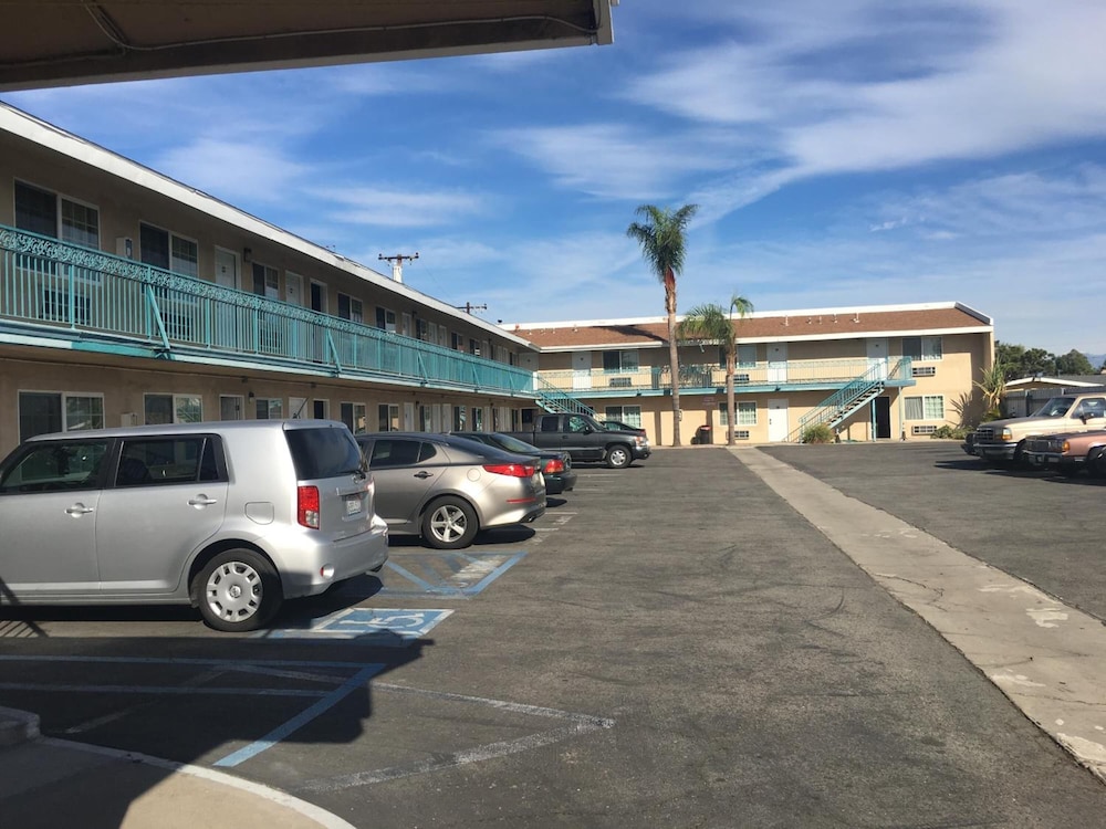 Castaway Motel 33/48