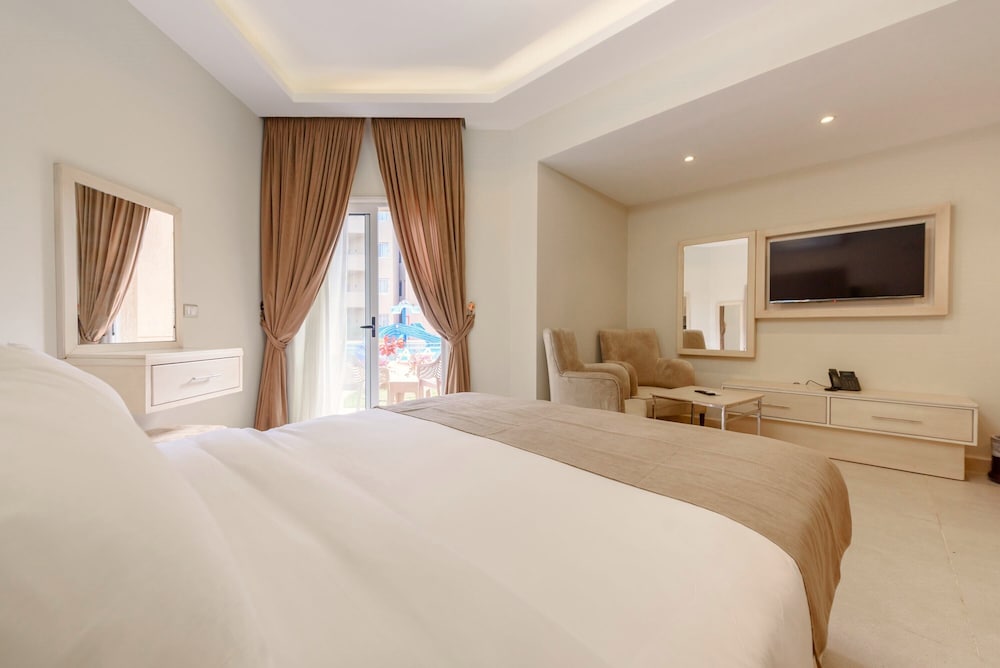 Comfort, Studio, Queen Bed, Pool Side