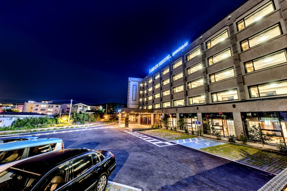 Leslie Hotel 6/42