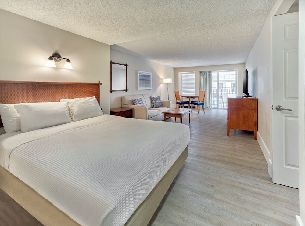 2 Rooms, Suite, King and Queen Bed, Parking Lot View, Sofa, Balcony