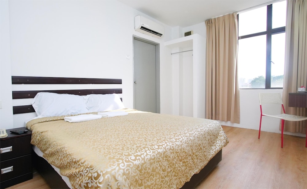 STANDARD, QUEEN BED