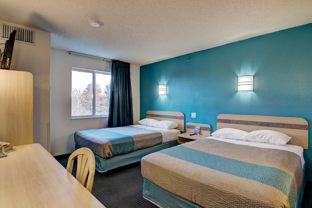 Econo Lodge Menomonie WI 7/15