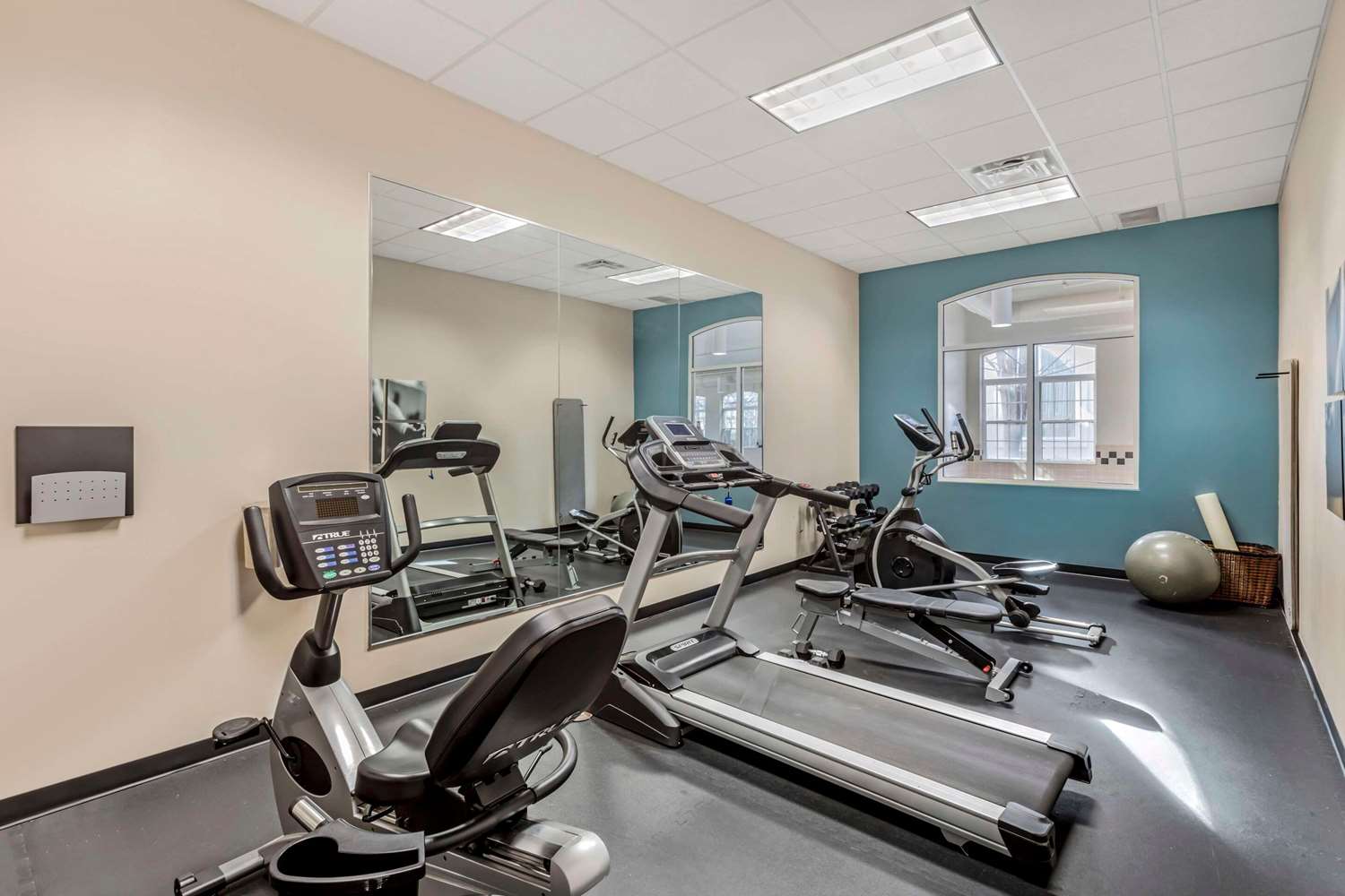 Country Inn & Suites By Radisson, Elk Grove Village/Itasca 16/30