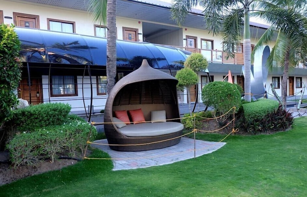 London Beach Resort And Hotel 17/24
