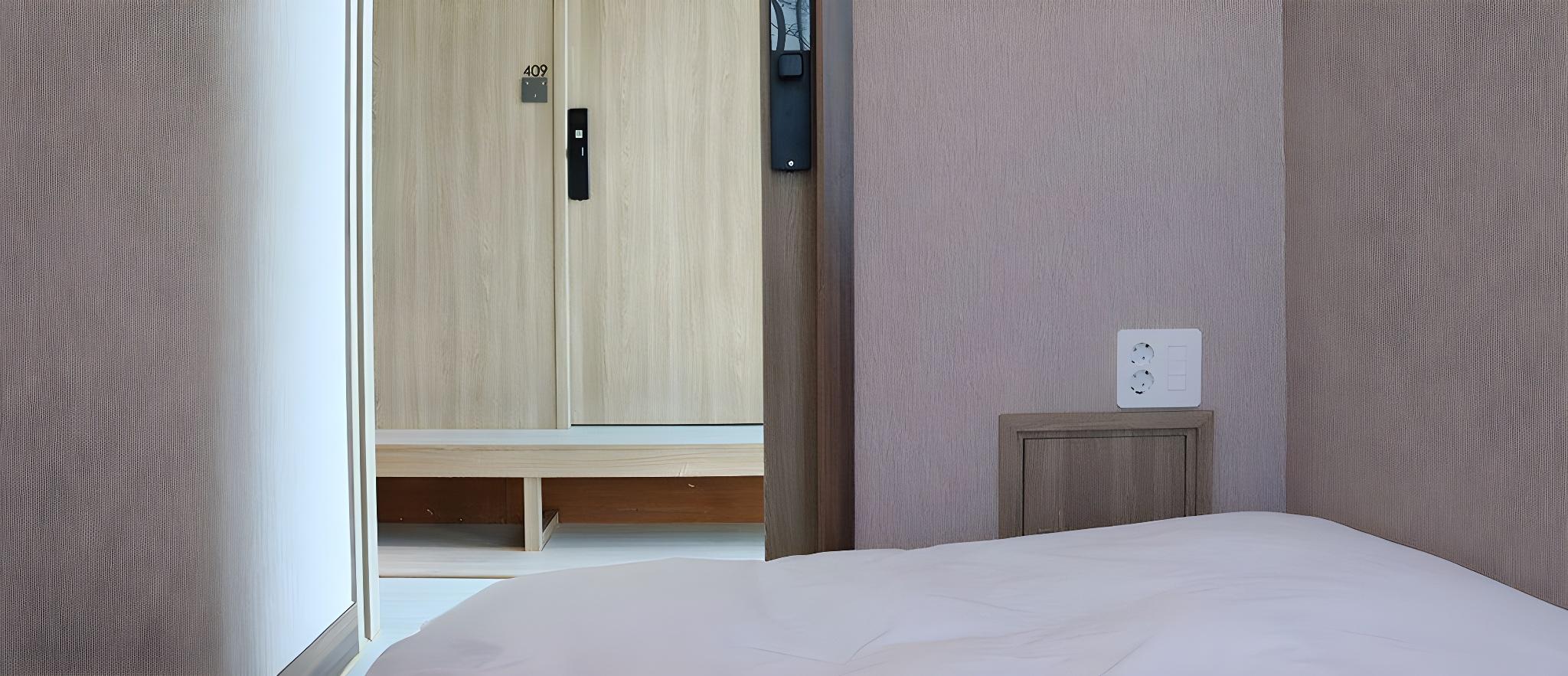 Capsule, Female Only, Single Bed, Shared Bathroom