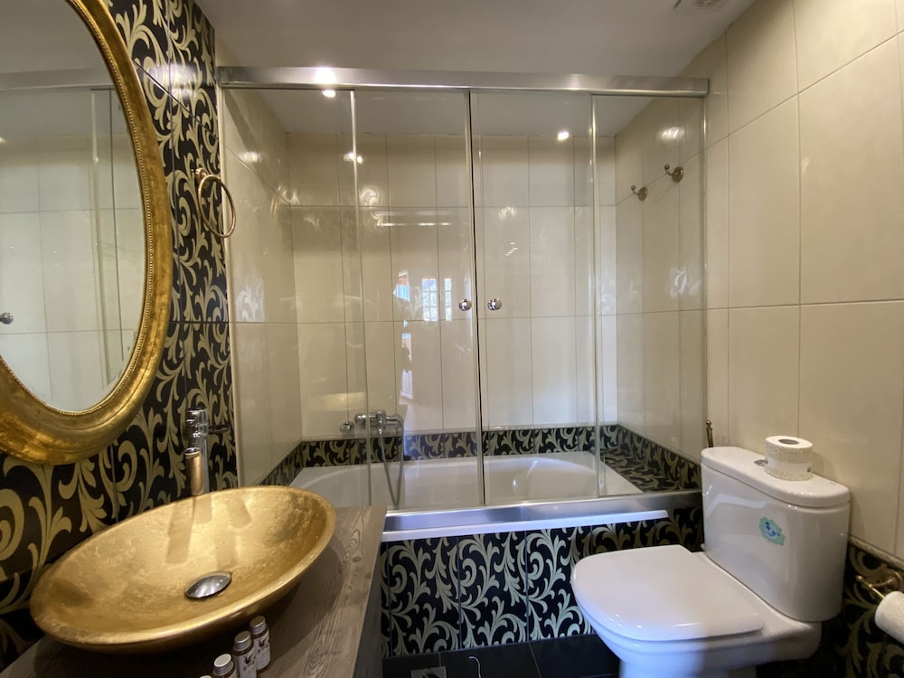 Odeon Hotel 49/50